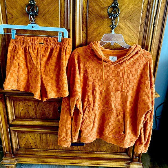Billabong medium hoodie and small matching shorts - Picture 1 of 1